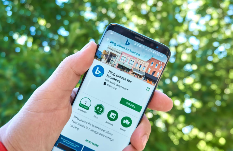 Billede af en der viser Bing Places for Business på sin smartphone