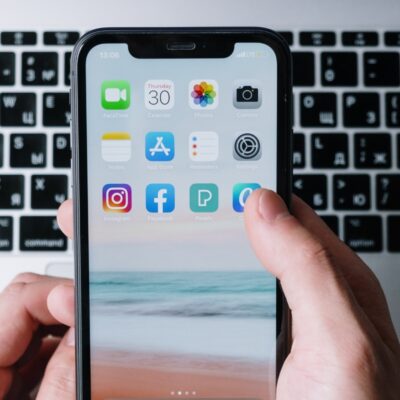 Telefon med facebook og instagram apps